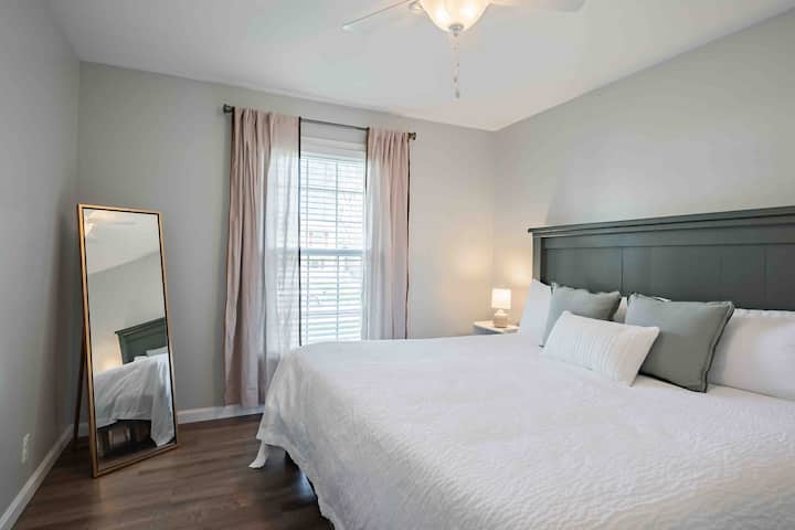 Bedroom 1 - king size memory foam (medium firmness)