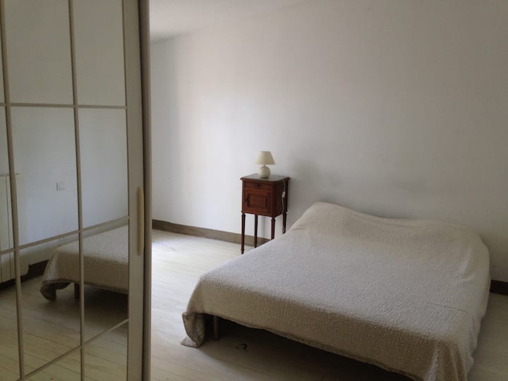 Izba pri východe slnka s výhľadom na detskú izbu a 2 poschodové postele