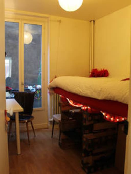 chambre le lit est différent. sommier au sol; matelas 2 places à mémoire de forme.