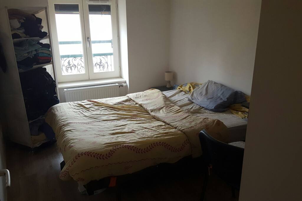 Chambre, lit double, rangement + penderie, bureau + chaise, ventilateur, volet venissiens pour une luminosité optimale, lampe et table de chevet.