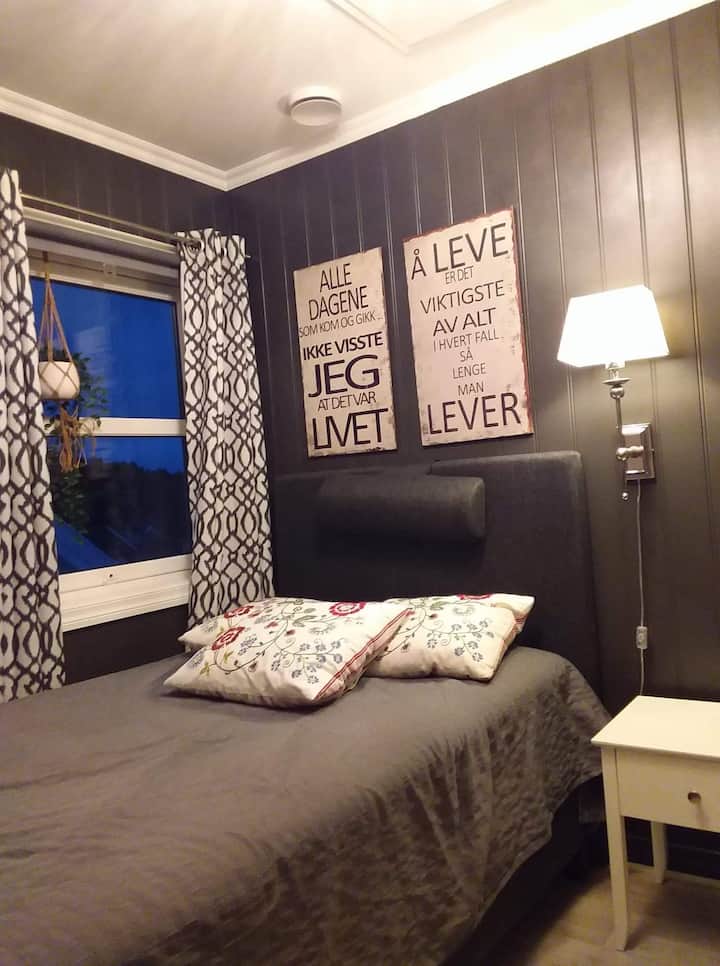 Საძინებელი № 2 120 საწოლით და ჩაბნელებული ფარდებით . Საჭიროებისამებრ, შესაძლებელია ჩვილის სამოგზაურო საწოლის ჩასმა.