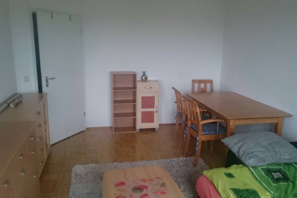 Wohnzimmer mit Tisch