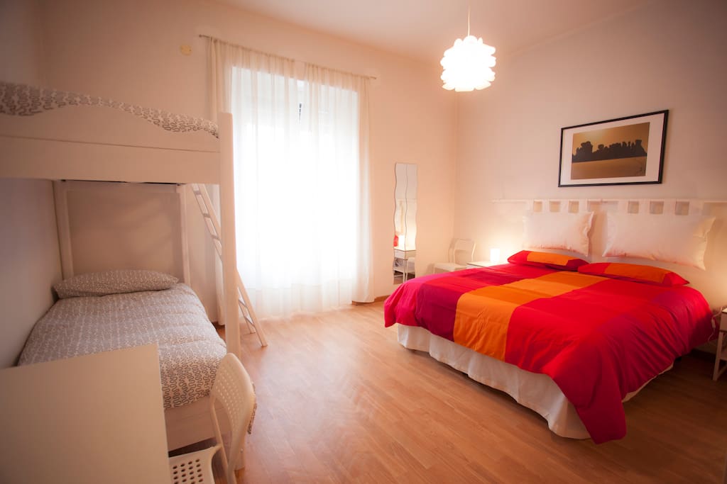 Camera n. 2 : letto matrimoniale (o due letti singoli) + letto a castello e scrivania