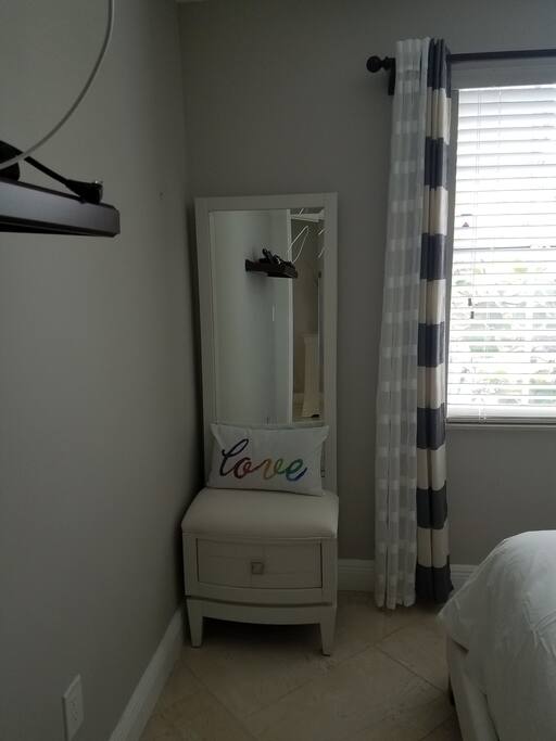 Espejo con gaveta / Mirror with drawer
