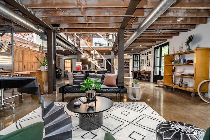 Stunning Industrial Loft in Leslieville gallery image 2