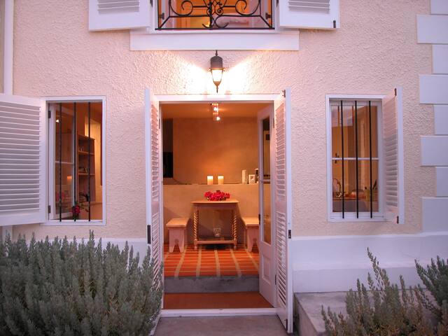 Classic Victorian Home, views over the Ocean ! gallery image 2