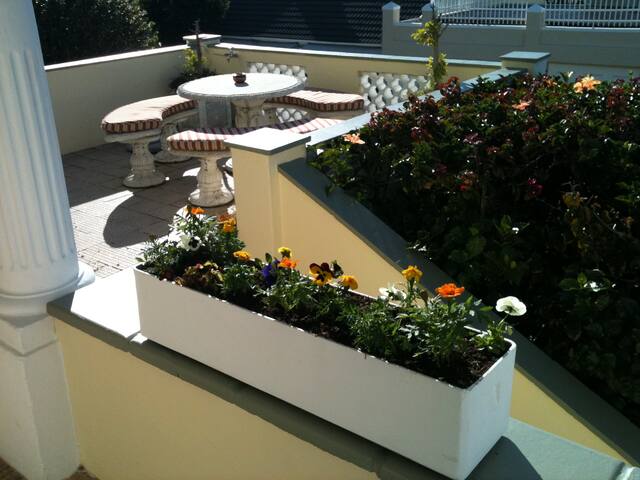 Classic Victorian Home, views over the Ocean ! gallery image 3