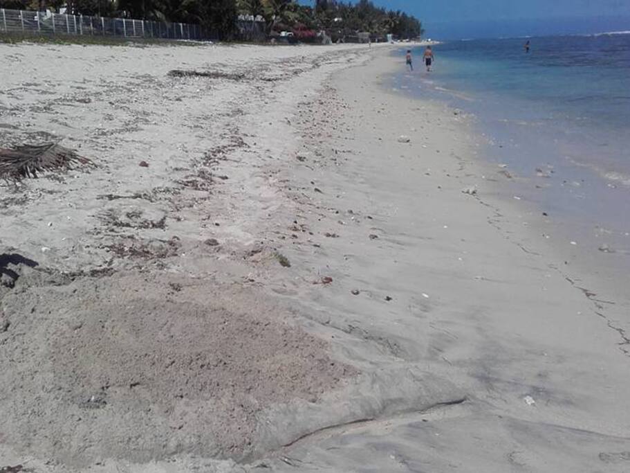 Le lagon à 30m de la maison, avec petit chemin piéton d'accès direct.