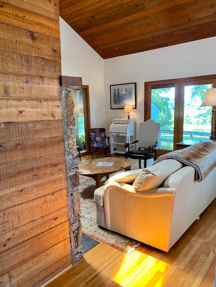 从厨房区域（主楼层）可欣赏客厅美景