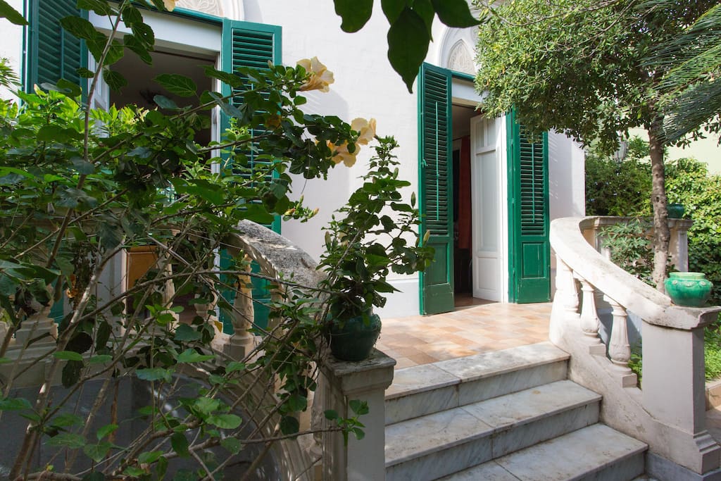 Il terrazzino all'ingresso. The small terrace at the entrance.