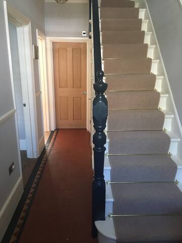 Stylish family garden home 15 mins to central LDN gallery image 2