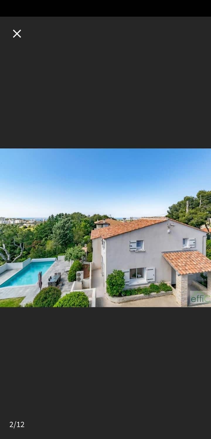 Magnifique Villa De 185 M2 (3 Chambres) Et 1000 M2 De Terrain Avec Panorama Sur Les Hauteurs De Marseille. Parfaitement éQuipée Avec Piscine, Cuisine D'été, Terrasses Et Barbecues.
Idéal Pour Des Vacances En Famille Ou Entre Amis. - Marseille