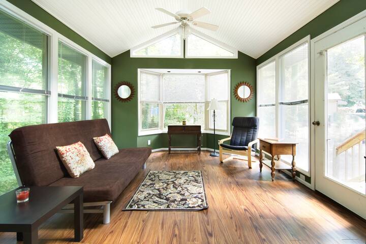 Country Living 15 min from Downtown
