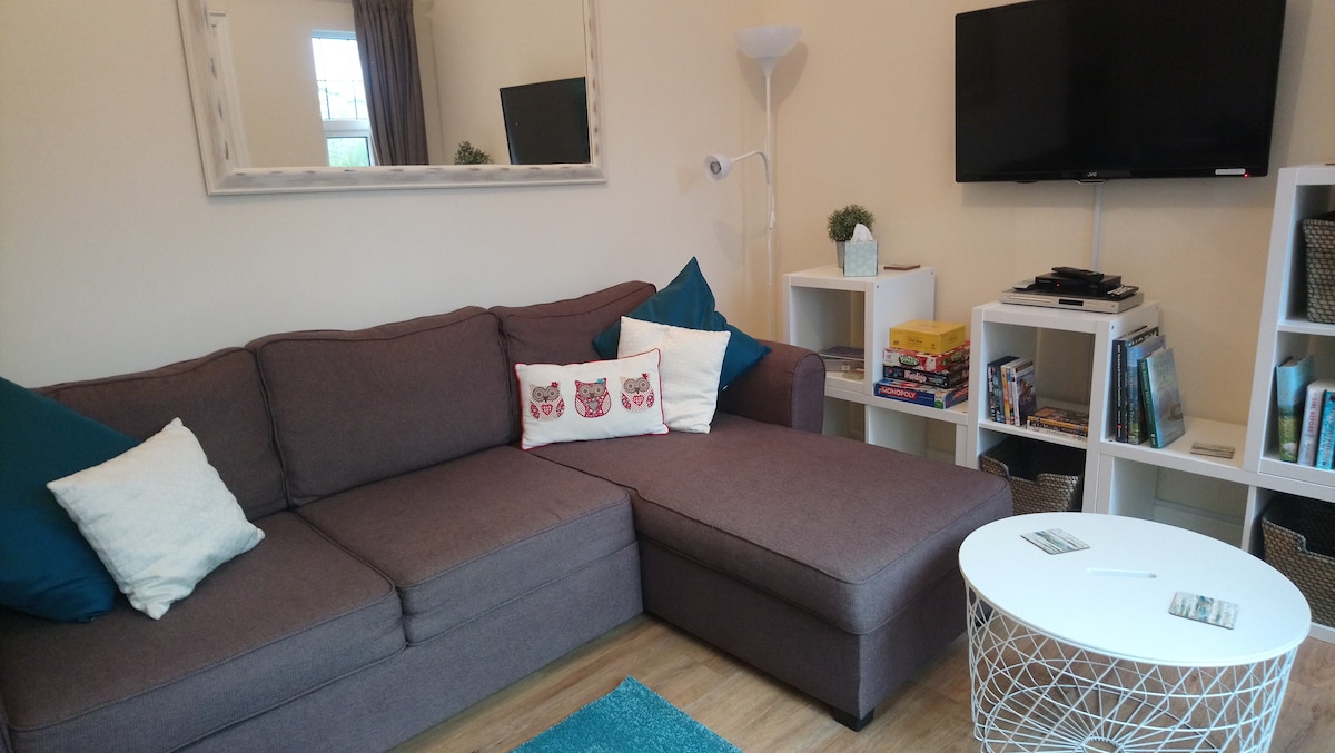 Top performing Airbnb: Sleeps 2-4, heated indoor pool. Dog friendly. in Ryde