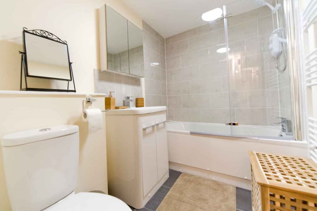 Flat 5 Bathroom