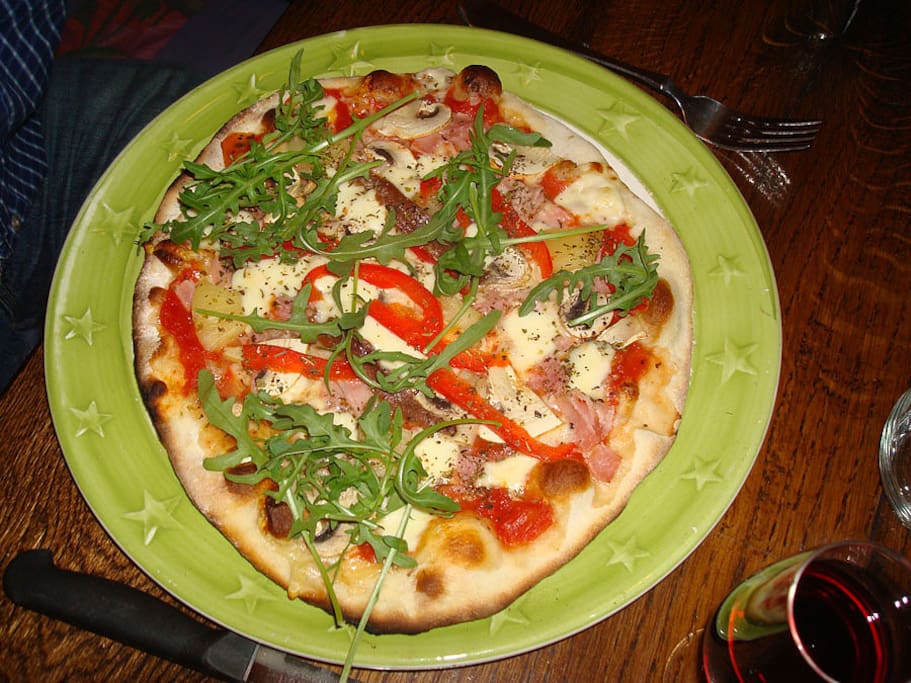 Pizza au four à bois dans notre carnotzet