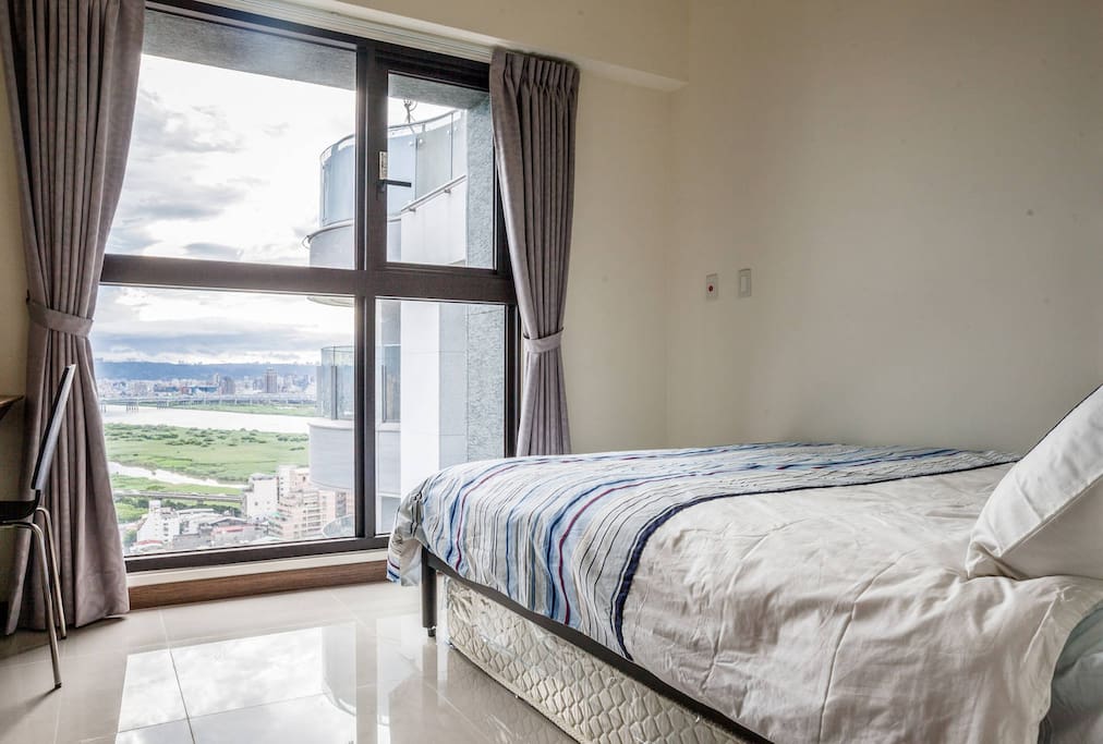 Great View from our house, Big window !!stander double bed !! 我們的房間看出去的無敵景觀!超高樓,無遮蔽!(Room2,房間2)大房大窗大床,標準尺寸雙人床!!!