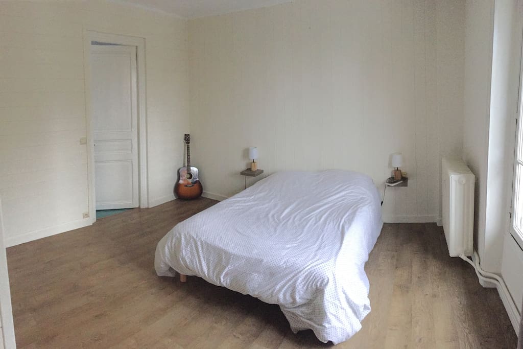 Chambre, lit double, possibilité de mettre un lit supplémentaire, 16m²