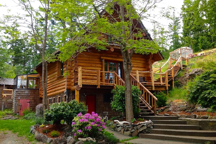 Charming Log Home – With Cozy Fireplace & Hot tub
