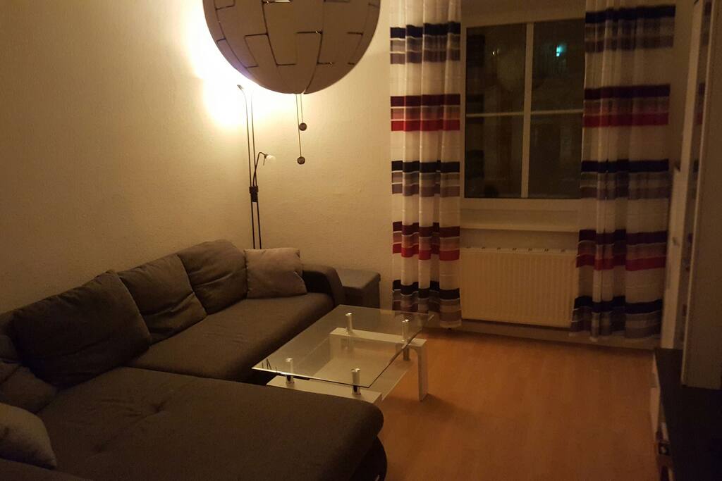 Wohnzimmer mit eingezogene couch
