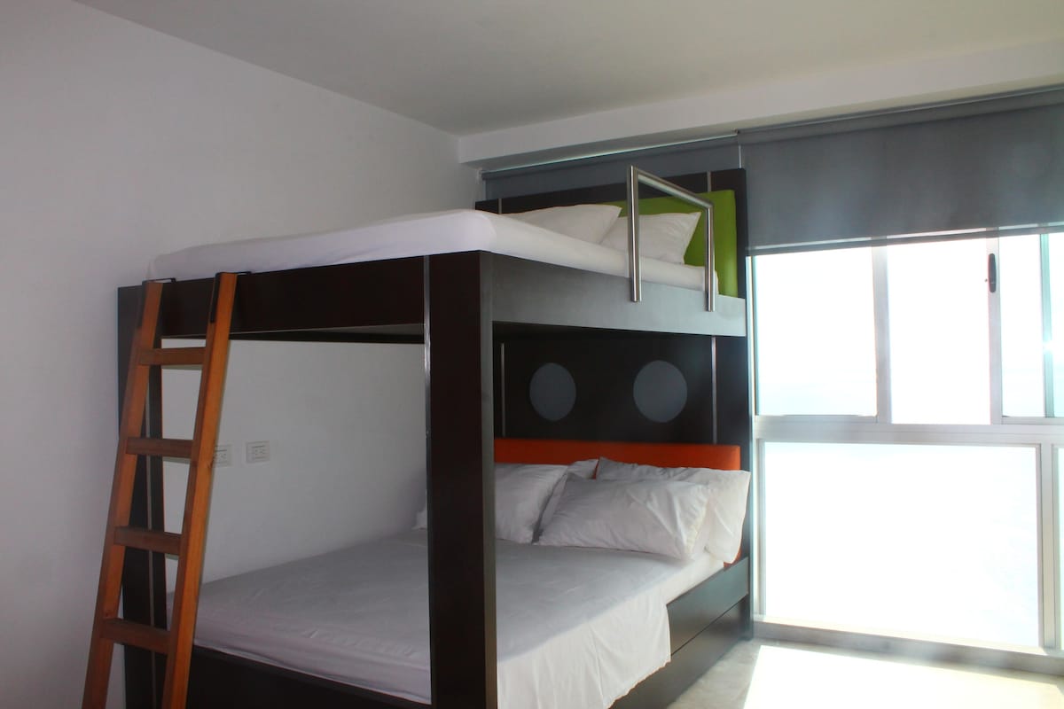 Ორსართულიანი საწოლების ოთახები 2 და 3/ კამასი ოთახი 2 წ 3