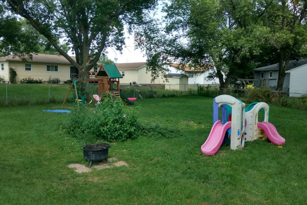 Large fenced in backyard with play structures. Great for kids and pets..
. .......
...
..
.
..
..