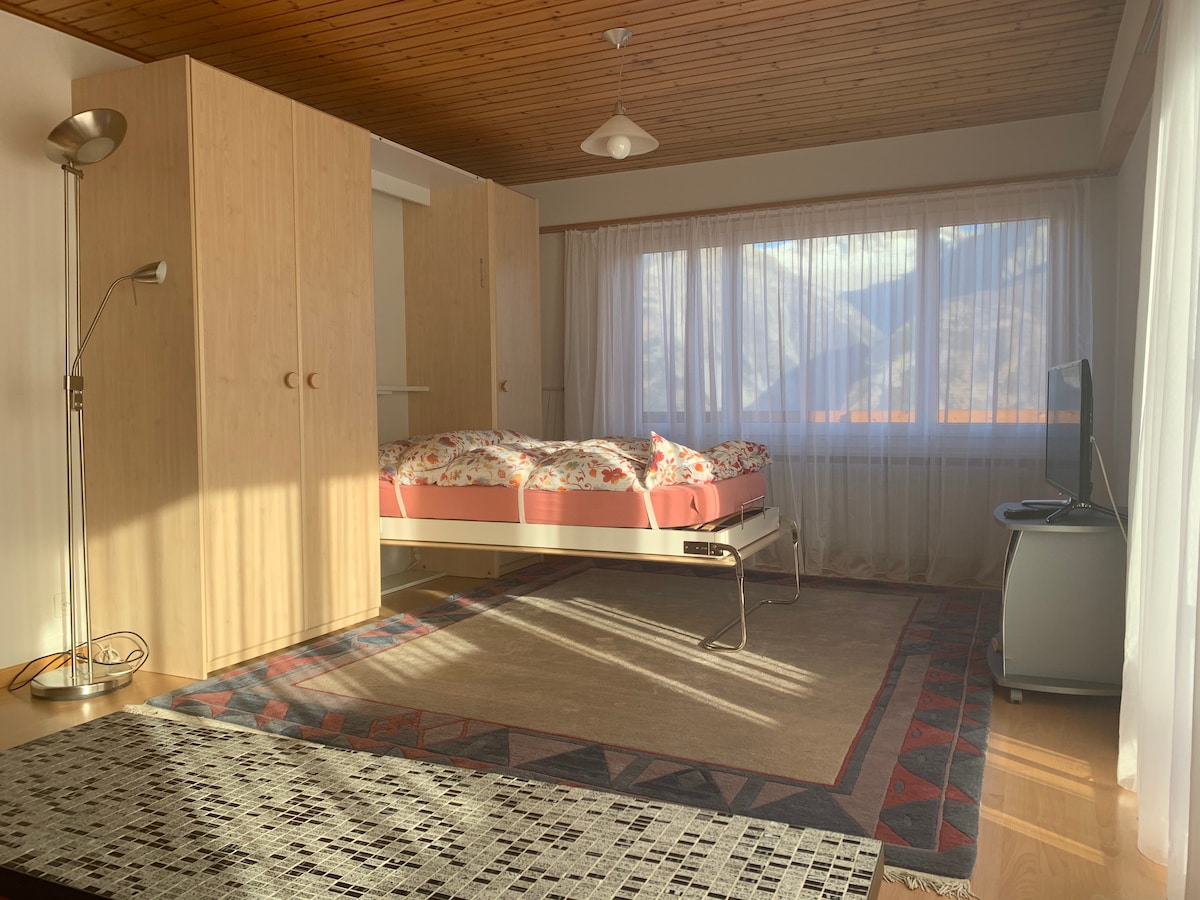 Obývacia jedáleň s dvoma  kvalitnými skladacími posteľami s nádherným výhľadom.
Balkón poskytuje príležitosť vychutnať si slnko kedykoľvek počas dňa.