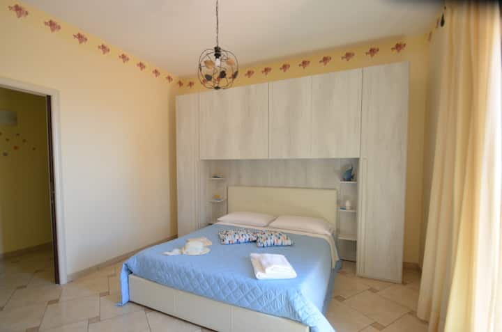 C'est la première chambre plus une chambre simple !


C'est  la première chambre avec un lit double plus un seul.