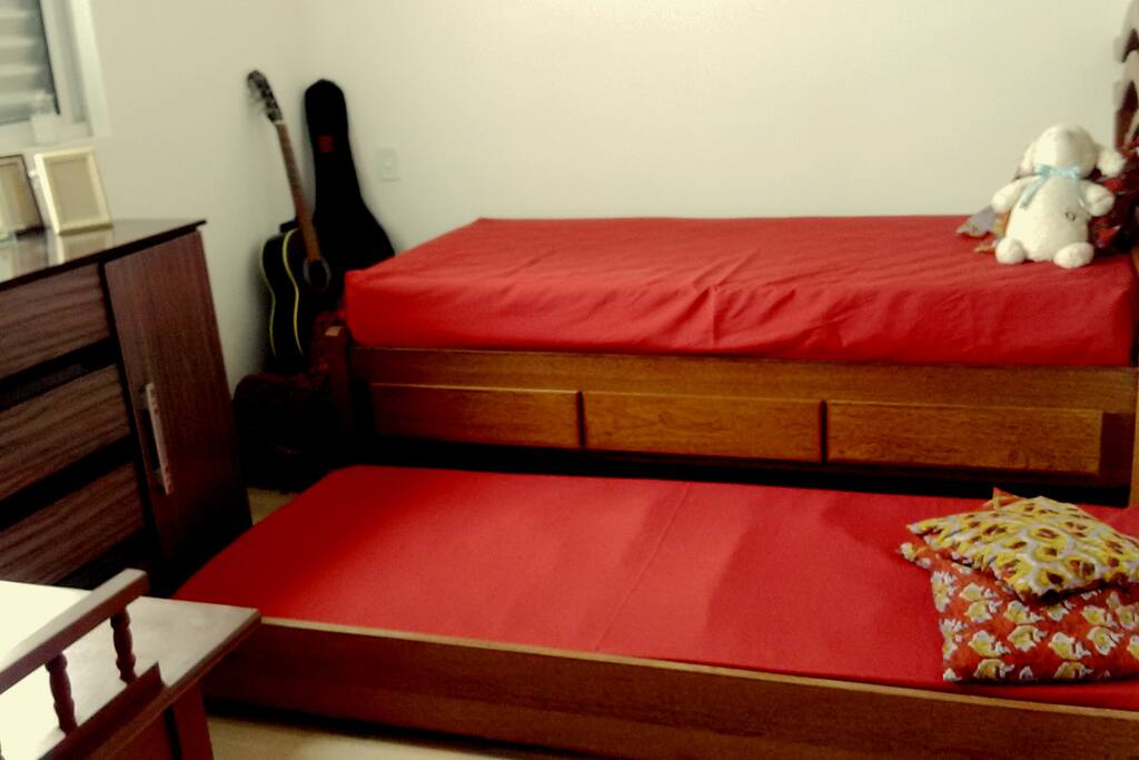 Cama bibox: são duas de solteiro sendo que uma é encaixada por debaixo da outra. 3 gavetas para uso dos hóspedes.