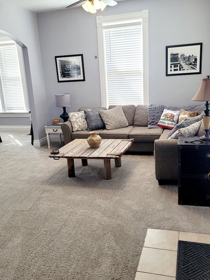 H. Doorly Is A Charming 3 Bedroom Next To The Zoo! - Council Bluffs, IA