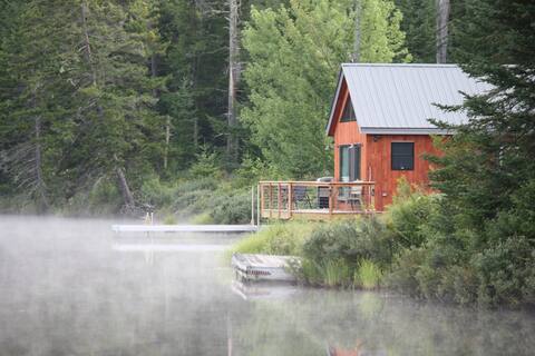 Boathouse Cabin on Lake Wapanacki with Sunset View