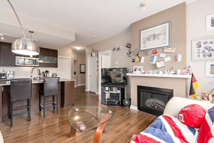 ❤️ Spacious Skytrain suite with kitchen & Netlfix