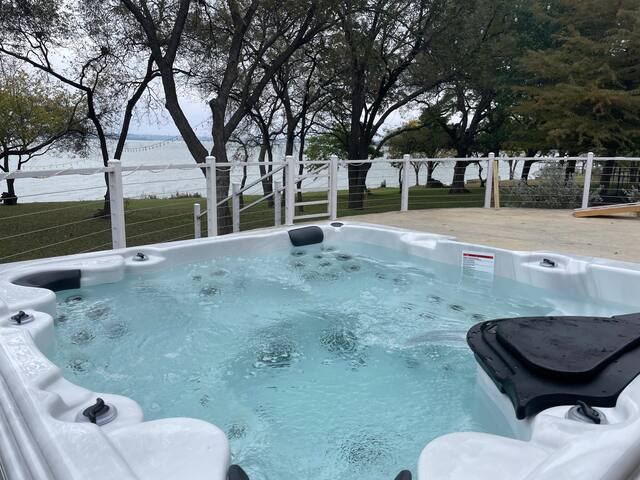 Modern Lake House 4 Bed 3 Bath Breathtaking Views gallery image 3