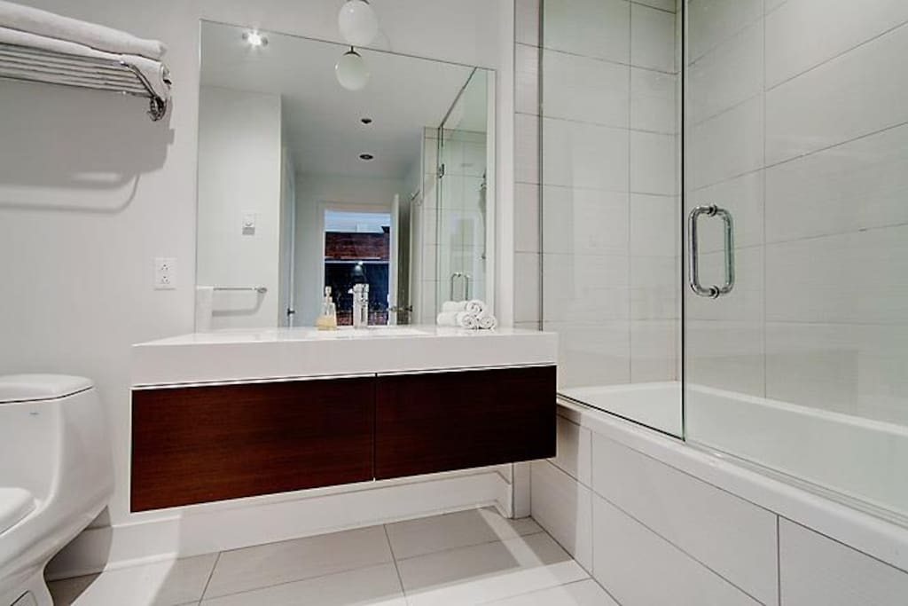 State of the art bathroom, white titles, Italian lacquer, deep bath and supplies