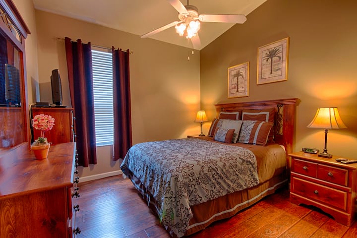 Queen Size Bedroom with Ensuite
