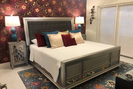 Elegant Room, King Bed Near beach & Shops