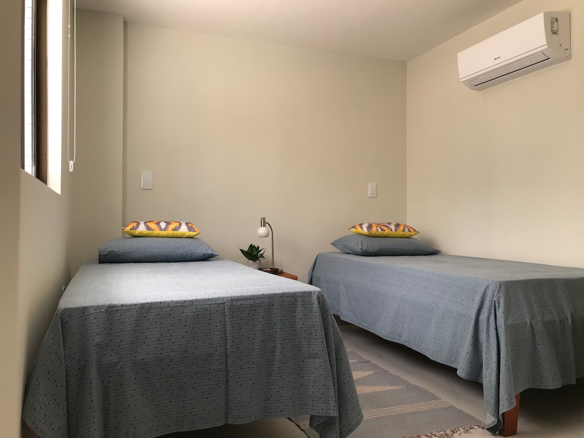客房配有2张1米宽单人床和空调 
