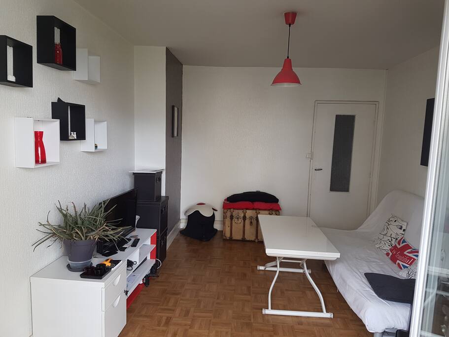 le salon donnant sur un balcon pour les repas et se détendre après une longue journée