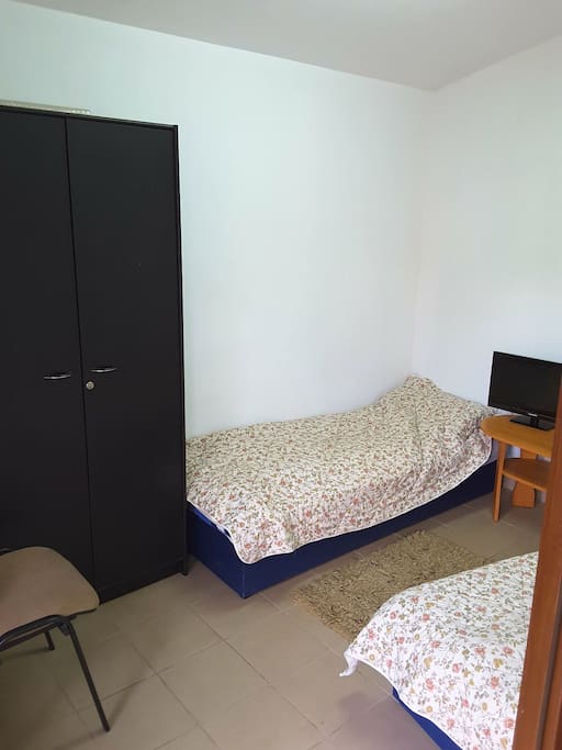 2 bed's room