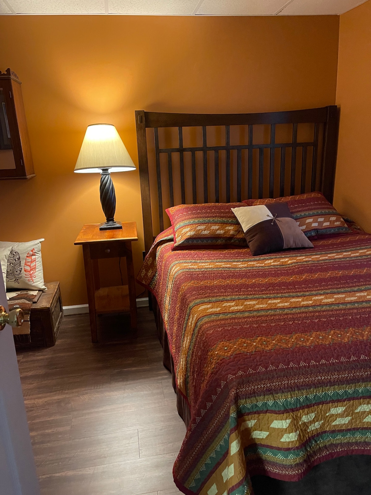 Chambre confortable avec lit queen size et porte d'intimité.  Salle de bain partagée avec la chambre à grand lit