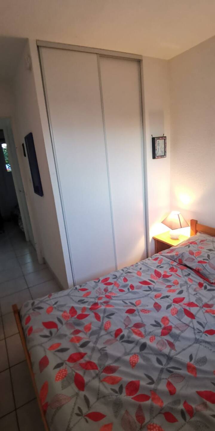 Spavaća soba 1 s ormarom za odlaganje