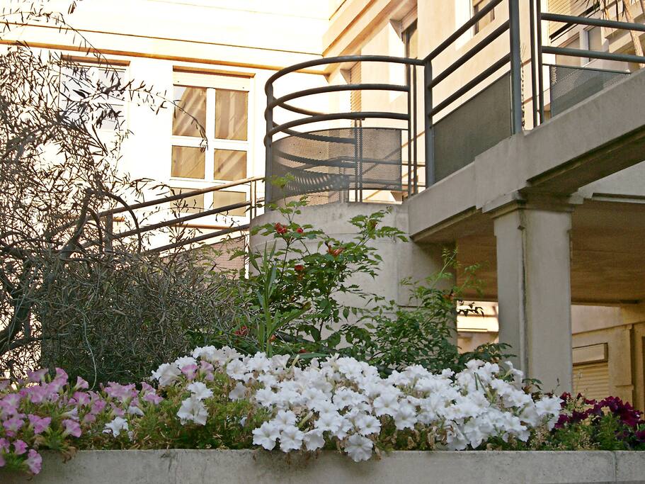 Entrée de l'appartement part l'intérieur de la résidence. L'appartement est en rez-de-jardin.
