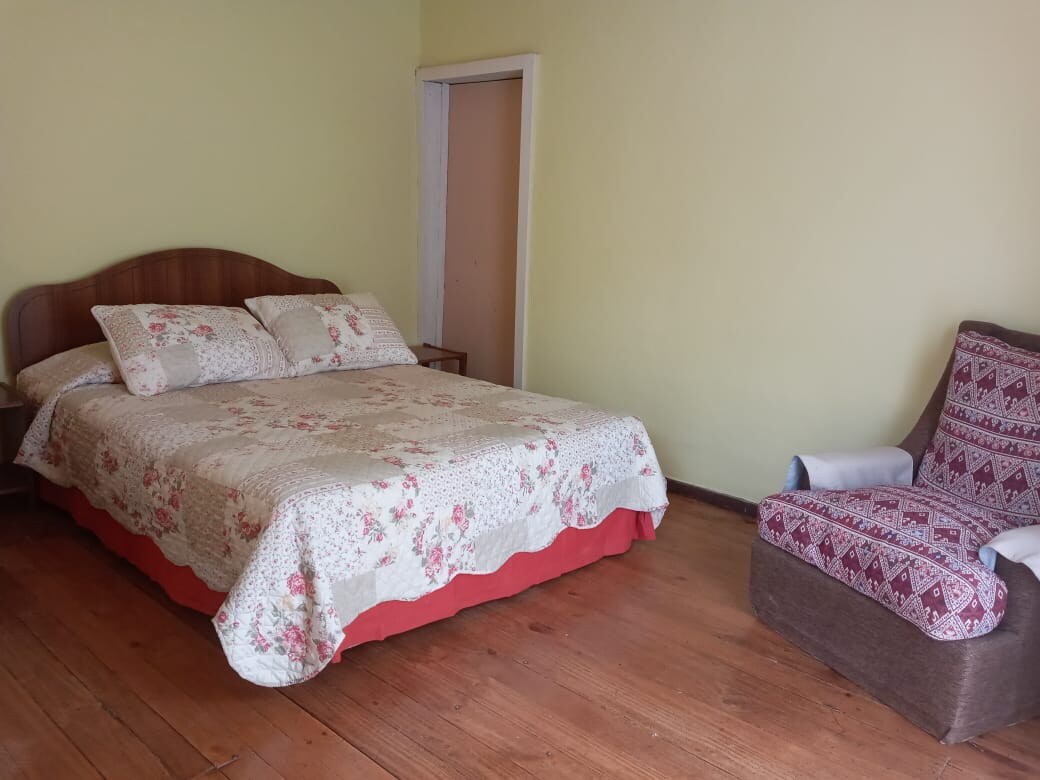 如果超过4位房客，则启用了第三间卧室。 它有一扇门，可俯瞰户外露台，无需内部与房子其他区域相连。 有窗户和窗户。 双人床。