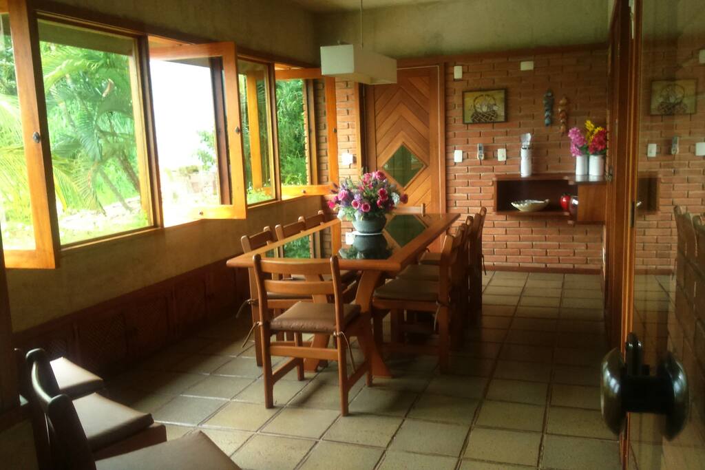 Sala de jantar confortável com vista privilegiada do mar e da montanha e ar condicionado