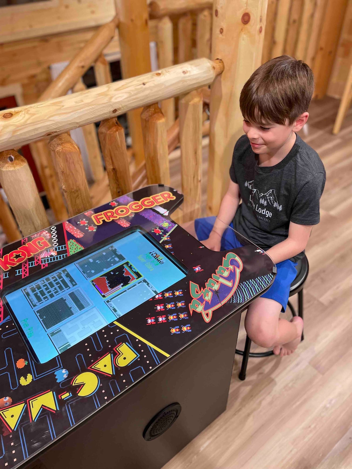 Седнете на аркадната маса од 50 игри.