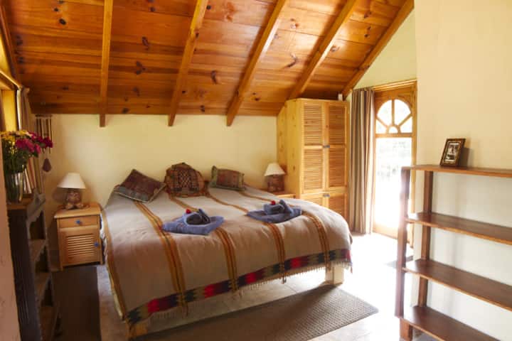 La habitación KING, con 2 balcones exteriores y baño privado.