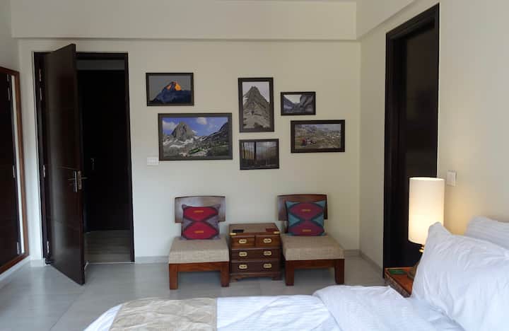 חדר שינה 2 - יש טלוויזיה וארון בגדים. חדר רחצה צמוד. 