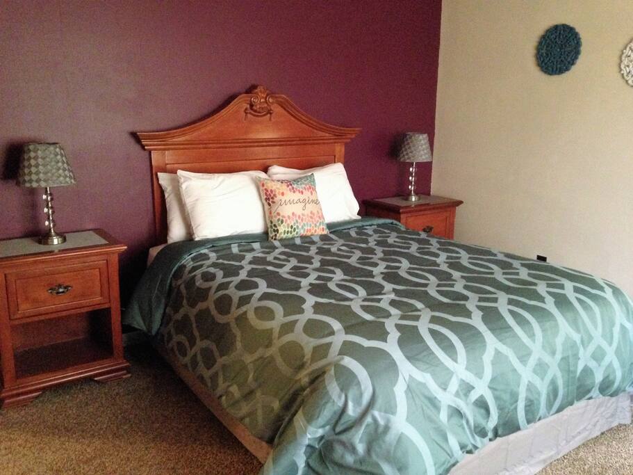 Bedroom 2 (Queen)
