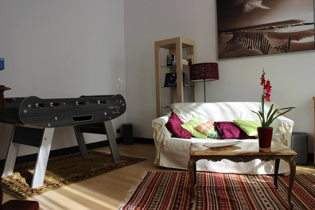 Espace détente avec télévision, babyfoot, lecteur CD, livres, jeux de société....