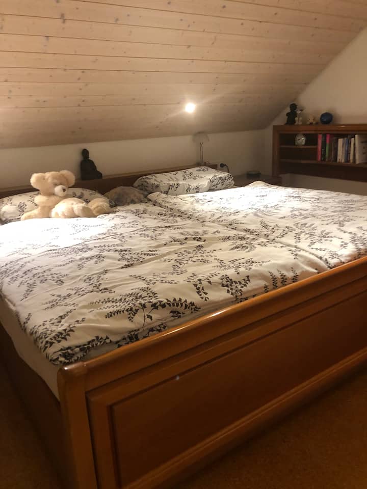 Голямо двойно легло 200x200 см в спалня номер едно